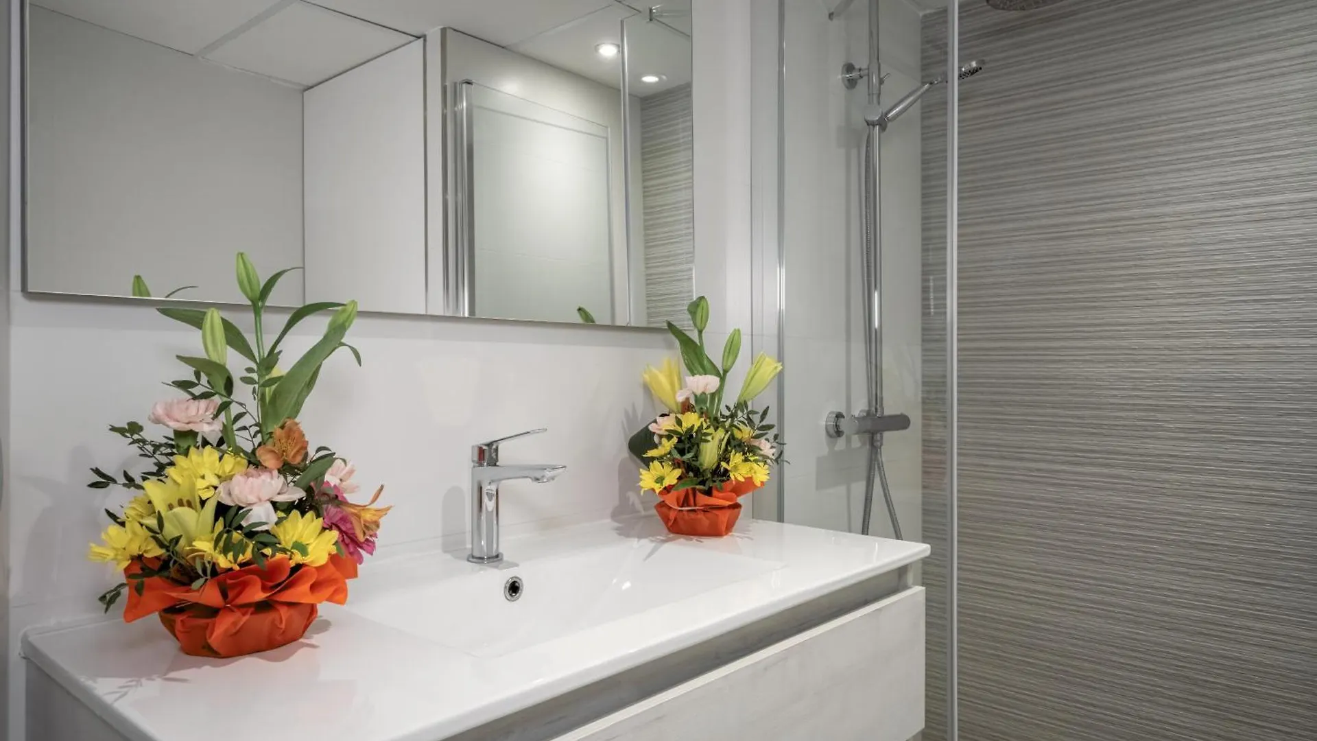 Inmosantos Oasis F5 Apartment Roses
